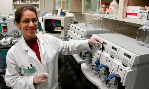 National Center for Toxicological 研究 scientist processing a microarray to measure 和 assess the level of genes found in a tissue sample